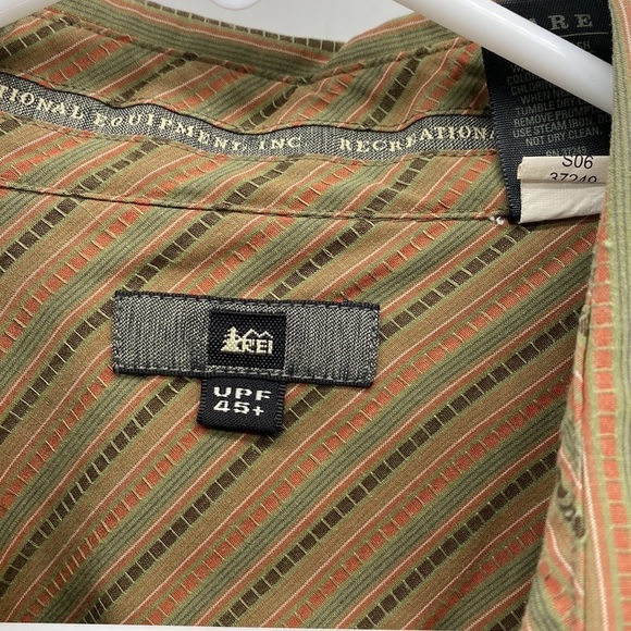 REI UPF 50 Casual Short Sleeve Button Down Shirt side pocket - Picture 2 of 11